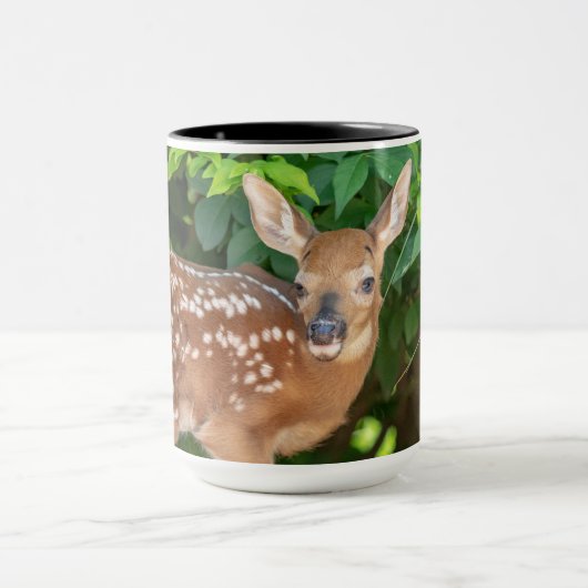 Portrait eines Neugeborenen (Weißschwanzhirsche) Tasse (Zentrum)