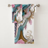 Portrait eines wunderschönen, skurrilen, rosa Drac Badhandtuch Set (Insitu)