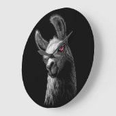 Portrait Head Niedlich Llama auf schwarzem Hinterg Große Wanduhr (Winkel)