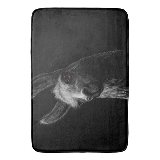 Portrait Head Niedlich Llama mit schwarzem Hinterg Badematte (Vorderseite Vertikal)