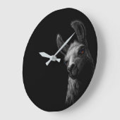 Portrait Head Niedlich Llama mit schwarzem Hinterg Große Wanduhr (Winkel)
