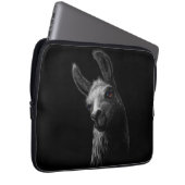 Portrait Head Niedlich Llama mit schwarzem Hinterg Laptopschutzhülle (Vorne Rechts)