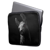 Portrait Head Niedlich Llama mit schwarzem Hinterg Laptopschutzhülle (Vorderseite Links)
