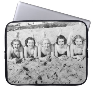 Portrait of five young women lying on the beach an laptopschutzhülle
