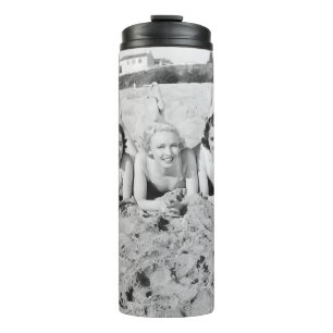 Portrait of five young women lying on the beach an thermosbecher