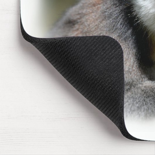 Portrait-Ringelmagen, der eine Banane isst Mousepad (Ecke)