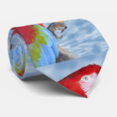 Portrait Scarlet macaw fressende Karotte Krawatte (Gerollt)