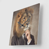 Portrait von A Lion Quadratische Wanduhr (Winkel)