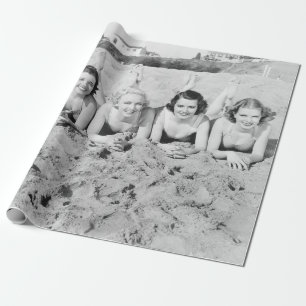 Portrait von fünf jungen Frauen, die am Strand lie Geschenkpapier