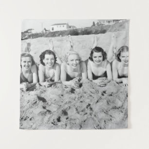 Portrait von fünf jungen Frauen, die am Strand lie Wandteppich