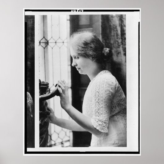 Portrait von Helen Keller Berühren einer Statue Poster (Vorne)