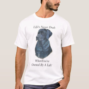 Portrait von Schwarzem Labrador Hund mit lustigem T-Shirt