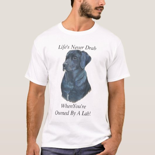 Portrait von Schwarzem Labrador Hund mit lustigem  T-Shirt (Vorderseite)