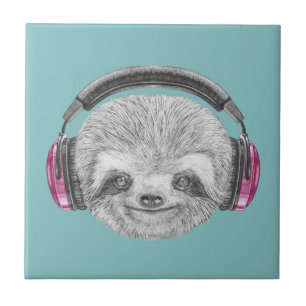 Portrait von Sloth   Tragen von Kopfhörern Fliese