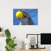 Portraitdolphin mit einem Ball im Mund Poster (Heimbüro)