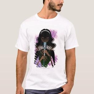 Porträt der Frau Mikrofon halten T-Shirt
