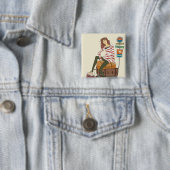 Porträt der jungen Frau sitzend auf Koffer Button (Beispiel)