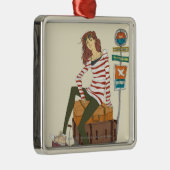 Porträt der jungen Frau sitzend auf Koffer Silbernes Ornament (Rechts)
