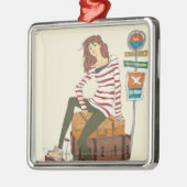 Porträt der jungen Frau sitzend auf Koffer Silbernes Ornament (Links)