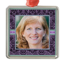 Porträt der Mutter im eleganten lila Damast-Foto