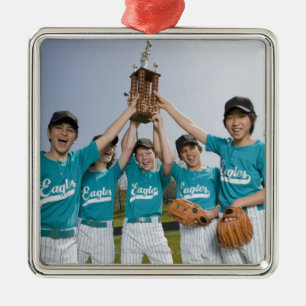 Porträt der Spieler der kleinen Liga mit Trophäe Silbernes Ornament