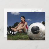 Porträt der weiblichen Fußballspielerin, die sie b Postkarte (Vorne/Hinten)