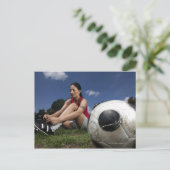 Porträt der weiblichen Fußballspielerin, die sie b Postkarte (Stehend Vorderseite)