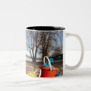 Porträt des Hundes am Strand mit Sand spielt, Zweifarbige Tasse