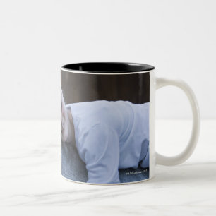 Porträt des jungen Mädchens auf weißem Pferd Zweifarbige Tasse