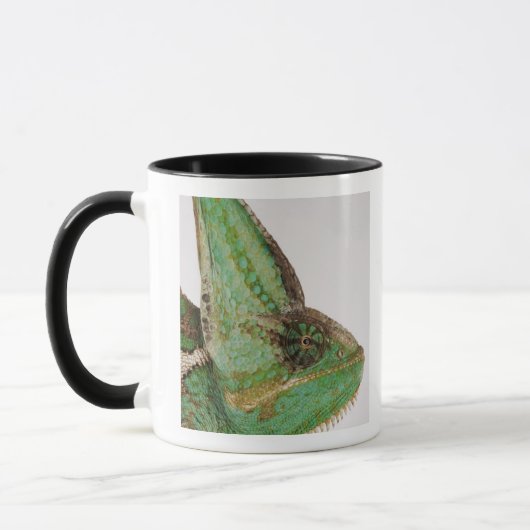 Porträt des mutig farbigen Jemenchamäleons Tasse (Links)