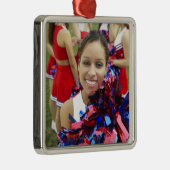 Porträt einer Cheerleader vor einer Gruppe von Silbernes Ornament (Rechts)