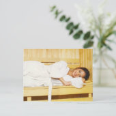 Porträt einer jungen Frau, die in einer Sauna lieg Postkarte (Stehend Vorderseite)