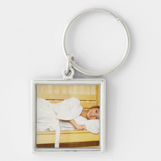 Porträt einer jungen Frau, die in einer Sauna Schlüsselanhänger (Vorne)