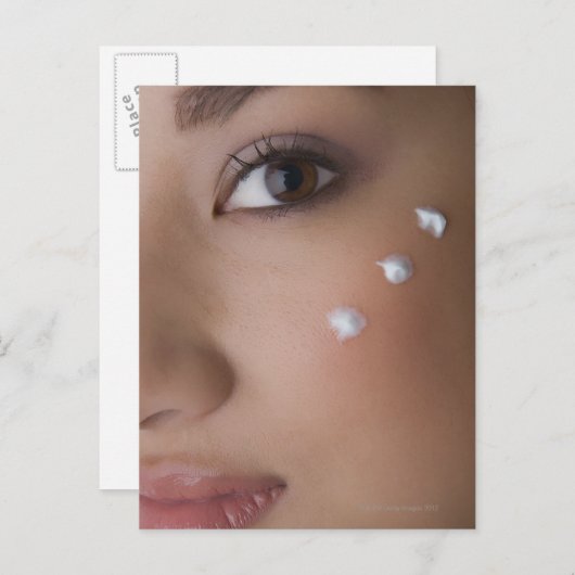 Porträt einer jungen Frau mit Creme auf ihr Postkarte (Vorne/Hinten)