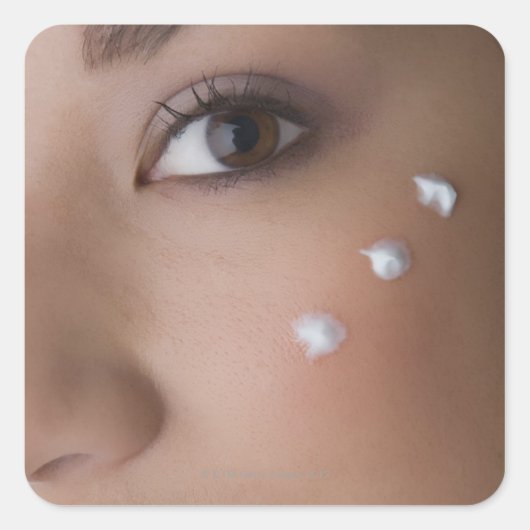 Porträt einer jungen Frau mit Creme auf ihr Quadratischer Aufkleber (Vorderseite)