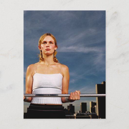 Porträt einer jungen Frau mit einem Barbell Postkarte (Vorderseite)