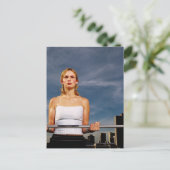 Porträt einer jungen Frau mit einem Barbell Postkarte (Stehend Vorderseite)