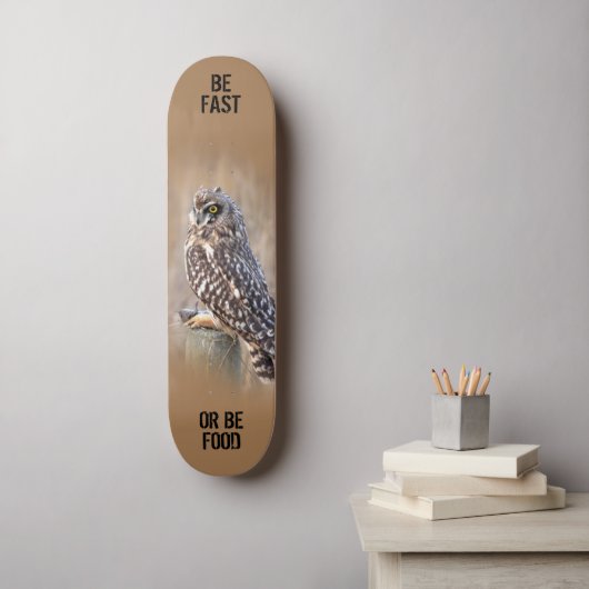 Porträt einer Kurzen Eule in den Marschen Skateboard (Wandkunst)