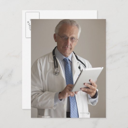 Porträt eines Arztes mit digitalem Inhalt Postkarte (Vorne/Hinten)