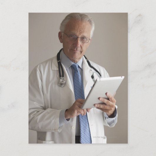 Porträt eines Arztes mit digitalem Inhalt Postkarte (Vorderseite)
