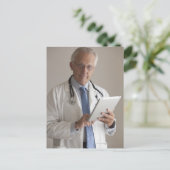 Porträt eines Arztes mit digitalem Inhalt Postkarte (Stehend Vorderseite)