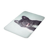 Porträt eines glücklichen französischen Bulldogist Badematte (Schrägansicht)