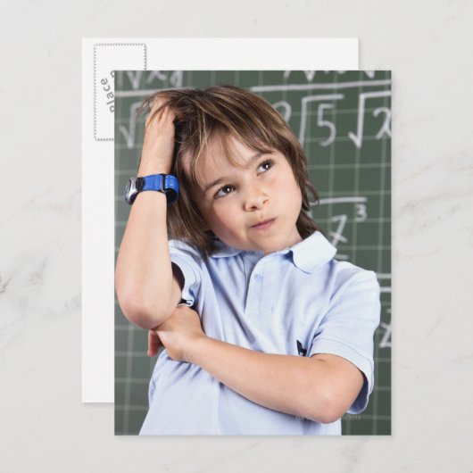 Porträt eines jungen Jungen im Klassenzimmer vor d Postkarte (Vorne/Hinten)