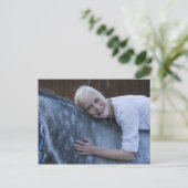 Porträt eines jungen Mädchens auf einem weißen Pfe Postkarte (Stehend Vorderseite)