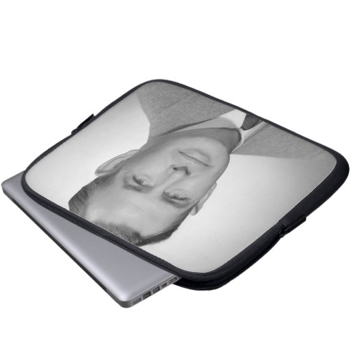 Porträt eines jungen Mannes Laptopschutzhülle (Vorne Knopf)