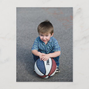Porträt eines Jungen mit Basketball im Freien Postkarte