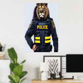 Porträt eines Löwen in Polizeiuniform | Art der AI Poster (Heimbüro)