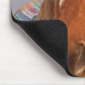 Porträt eines Pferdes mit Regenbogen im Himmel Mousepad (Ecke)