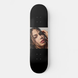 Porträt eines schönen jungen Modells Skateboard