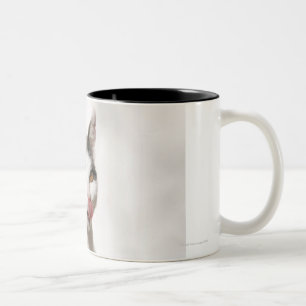 Porträt eines weißen Katzenleckens Zweifarbige Tasse
